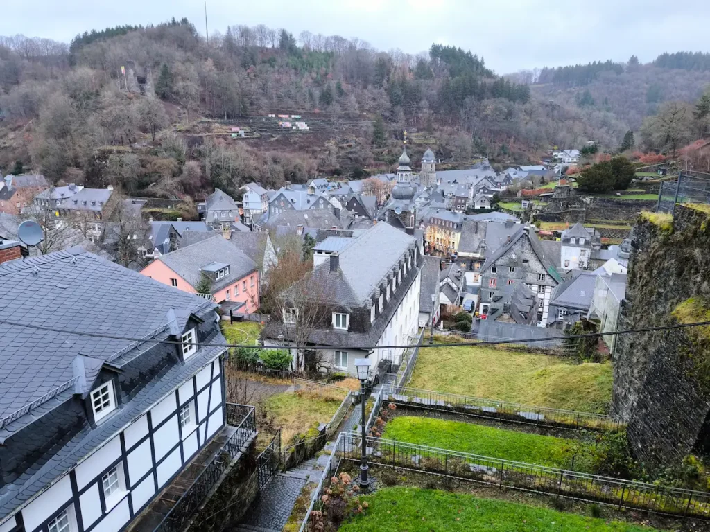 Vistas desde el Castillo de Monschau, la mejor panóramica del pueblo de Alemania que ver en un día