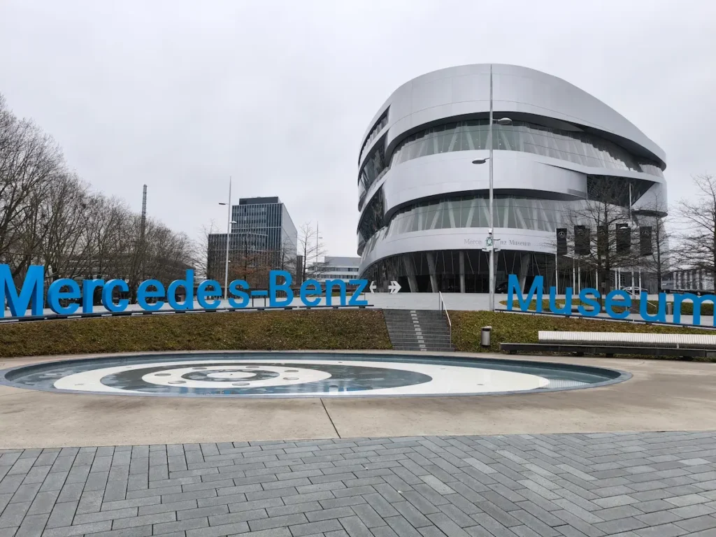 Museo de Mercedes-Benz en Stuttgart, un edificio futurista que te dejará impresionado en tu ruta de 1 día por la ciudad