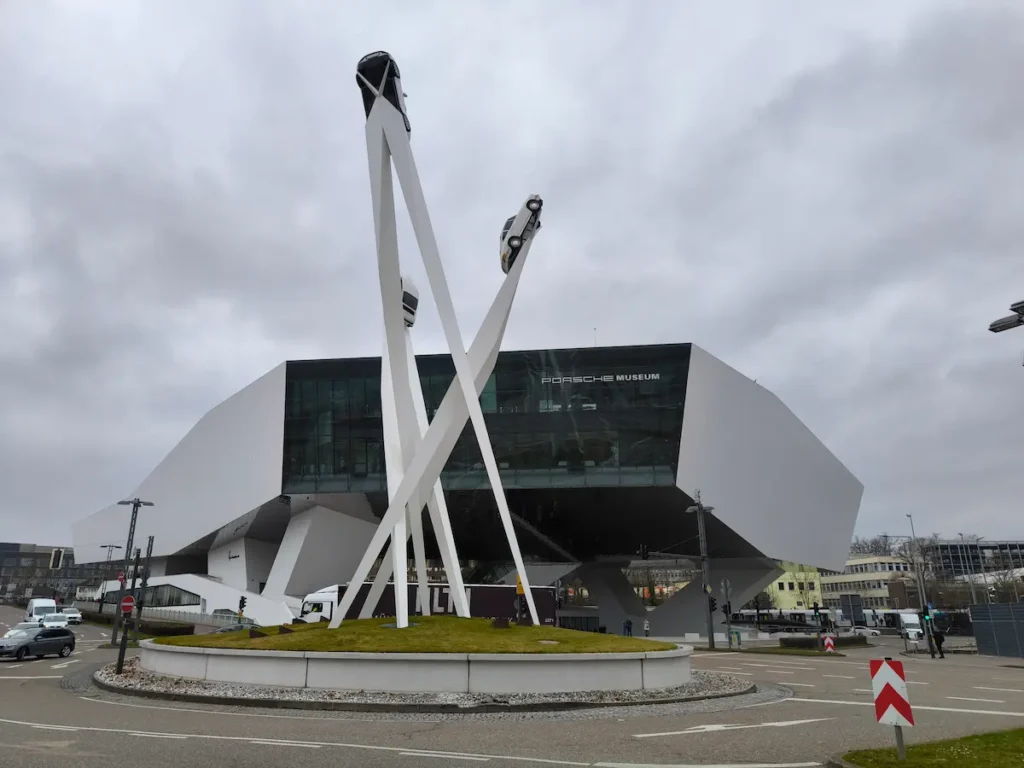 Museo de Porsche en Stuttgart en su exterior, en Alemania, una de las mejores cosas que ver en un día