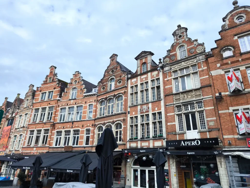 Edificios en Oude Markt en Lovaina, Bélgica