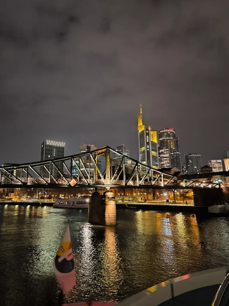 Vistas en el paseo en barco por el río Meno en Frankfurt