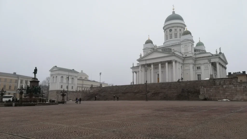 Plaza del Senado en Helsinki, Finlandia, con la catedral presidiendo la plaza. Es lo imprescindible que ver en 1 día.