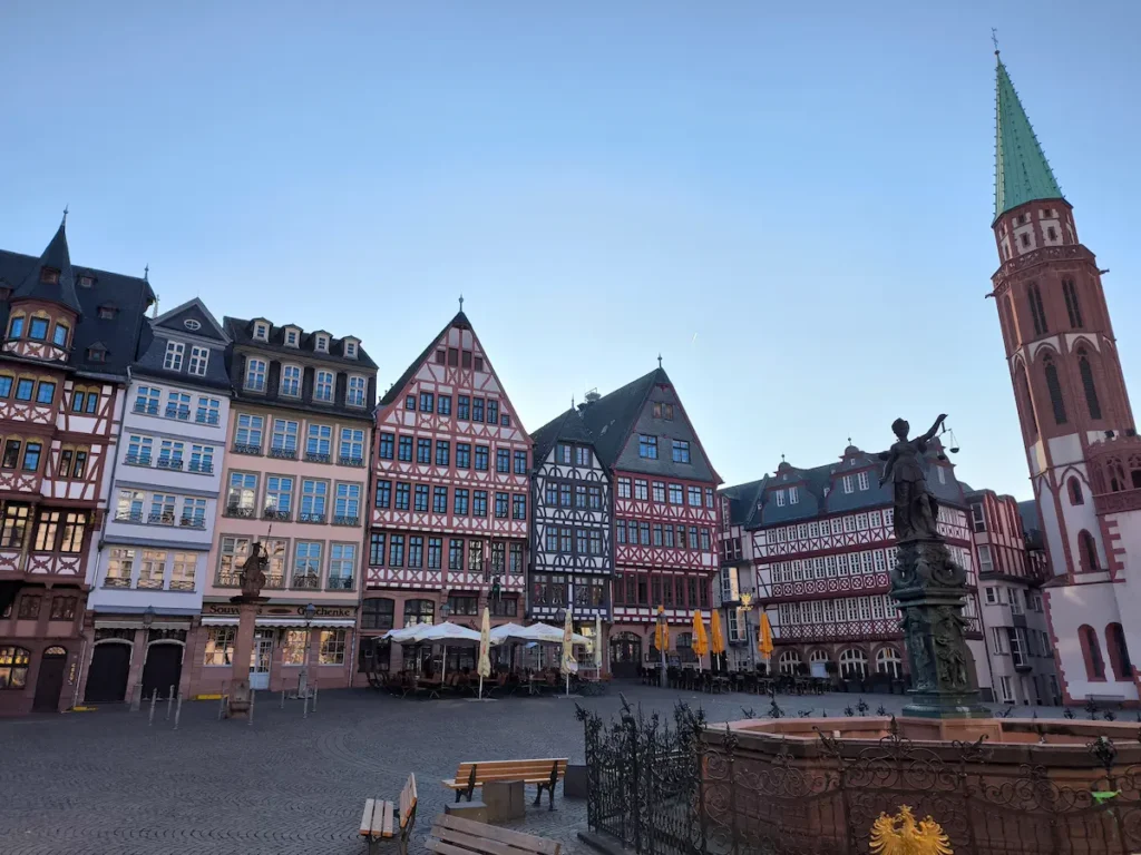 Foto de la fotogénica Plaza Römerberg en Frankfurt, Alemania