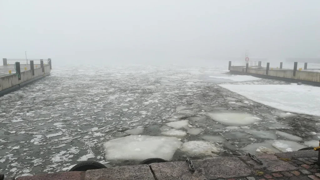 Helsinki, ver su puerto con el agua helada es una de las cosas que ver y hacer en 1 día por la capital de Finlandia