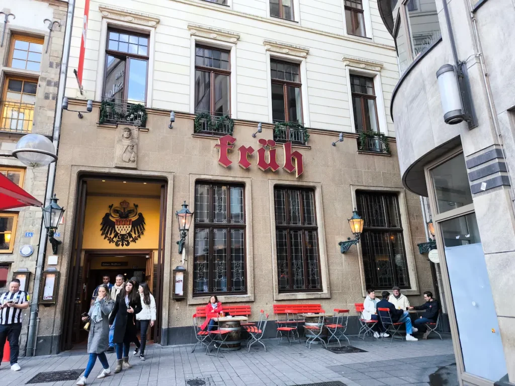 Brauhaus FRÜH am Dom por fuera en Colonia, Alemania, el mejor sitio en donde comer