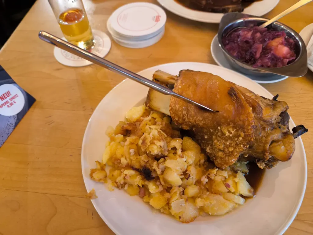 Codillo de cerdo asado, lo mejor que comer en Colonia