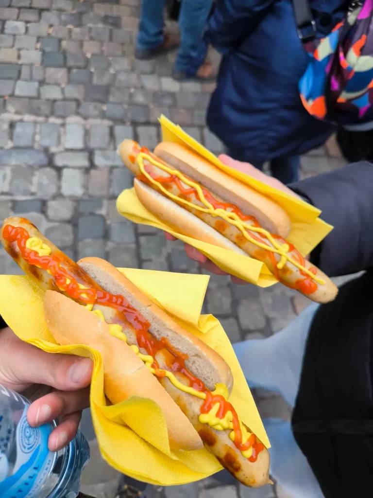 Salchichas en el mercadillo de la Plaza del Mercado en Aquisgrán