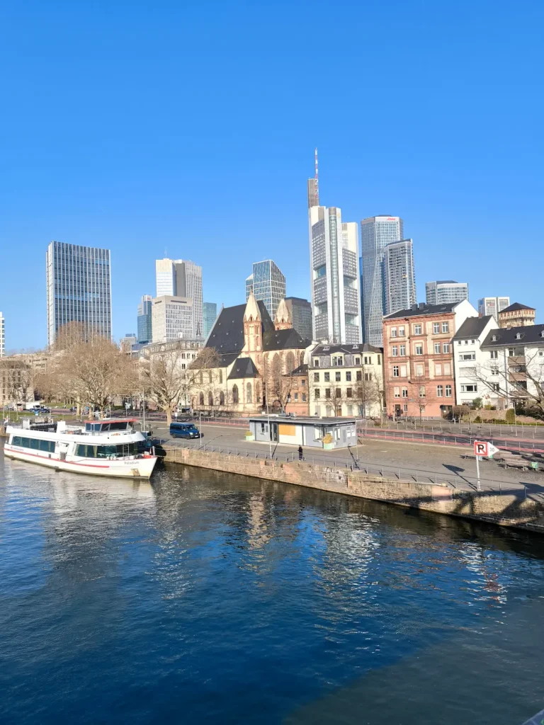 Vistas al skyline desde el Puente de Hierro en Frankfurt, Alemania