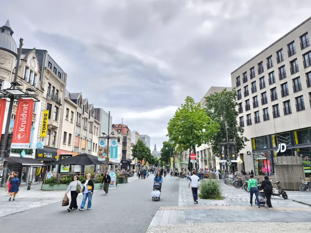 Calle Meir, la calle comercial peatonal de Amberes en Bélgica