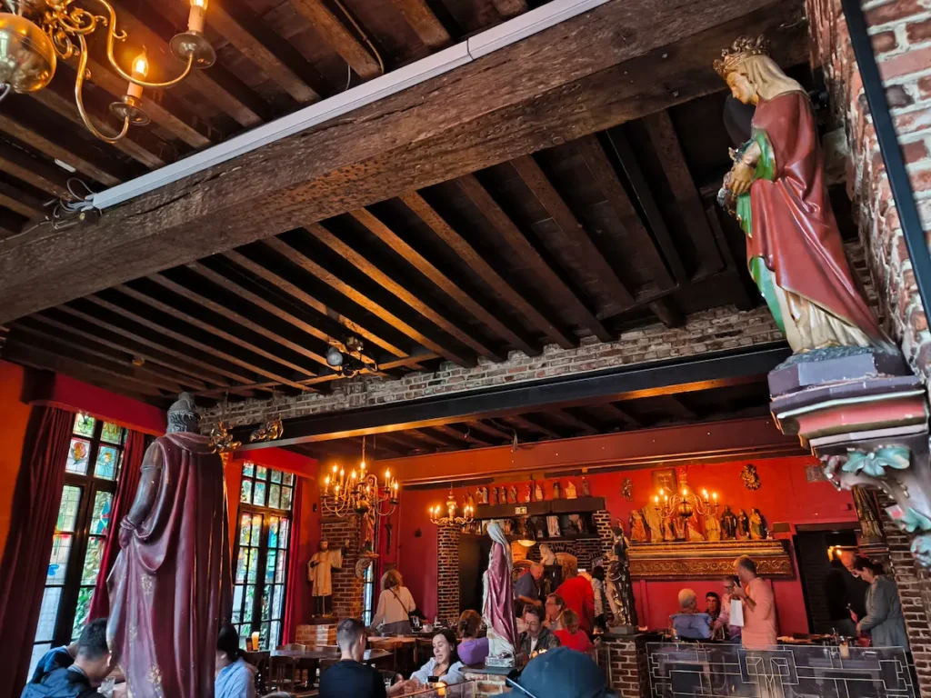 Decoración en el interior del Het Elfde Gebod, en Amberes