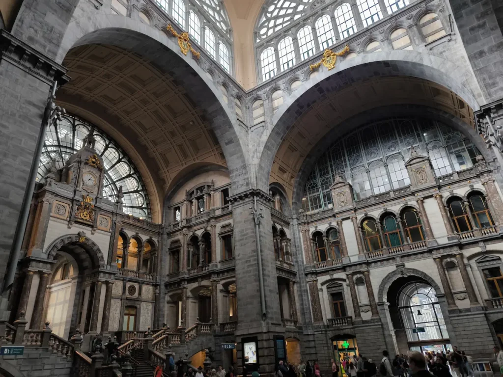 Estación Central de Amberes en su interior, una de las estaciones más bonitas del mundo, en Bélgica