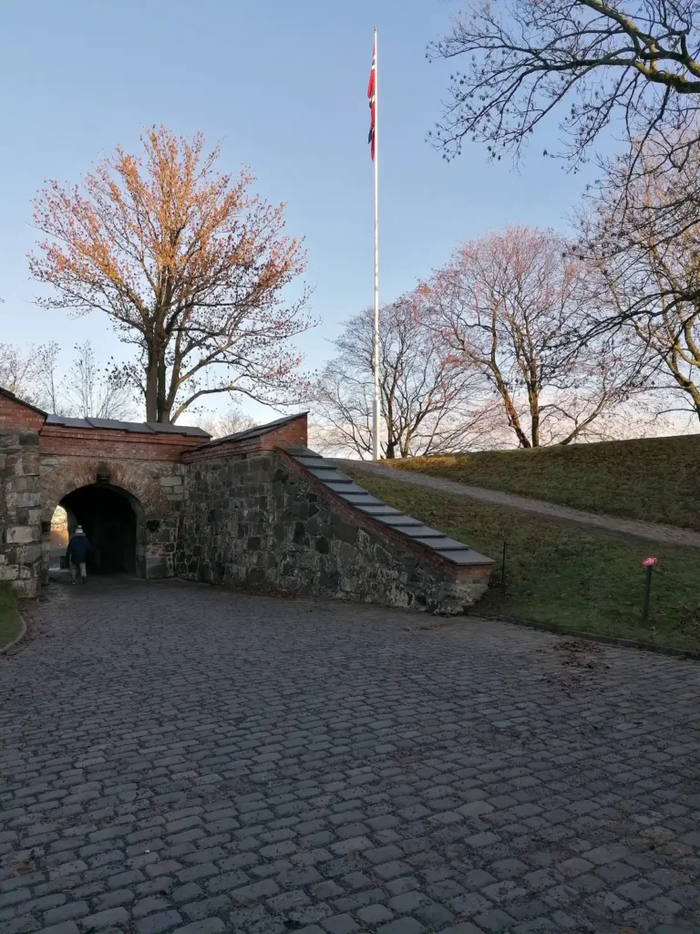 Paseo por la Fortaleza de Akershus en Oslo, Noruega, una de las cosas que ver en un día