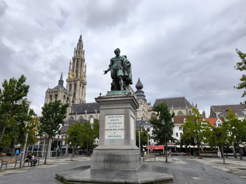 Groenplaats en Amberes, con la estatua de Rubens en medio de la plaza