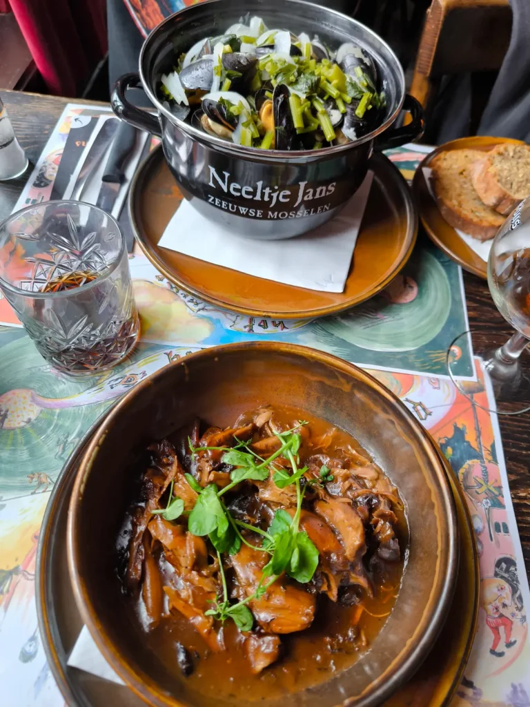 Comida típica en el Het Elfde Gebod en Amberes, Bélgica