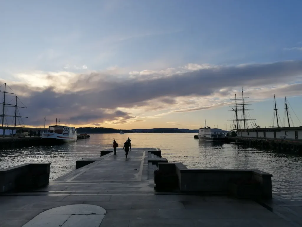Honnorbrygga en la Plaza del Ayuntamiento de Oslo en Noruega