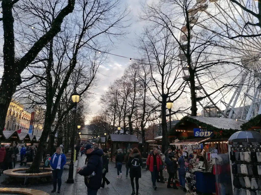 Mercadillos navideños en Karl Johans gt, en Oslo, Noruega