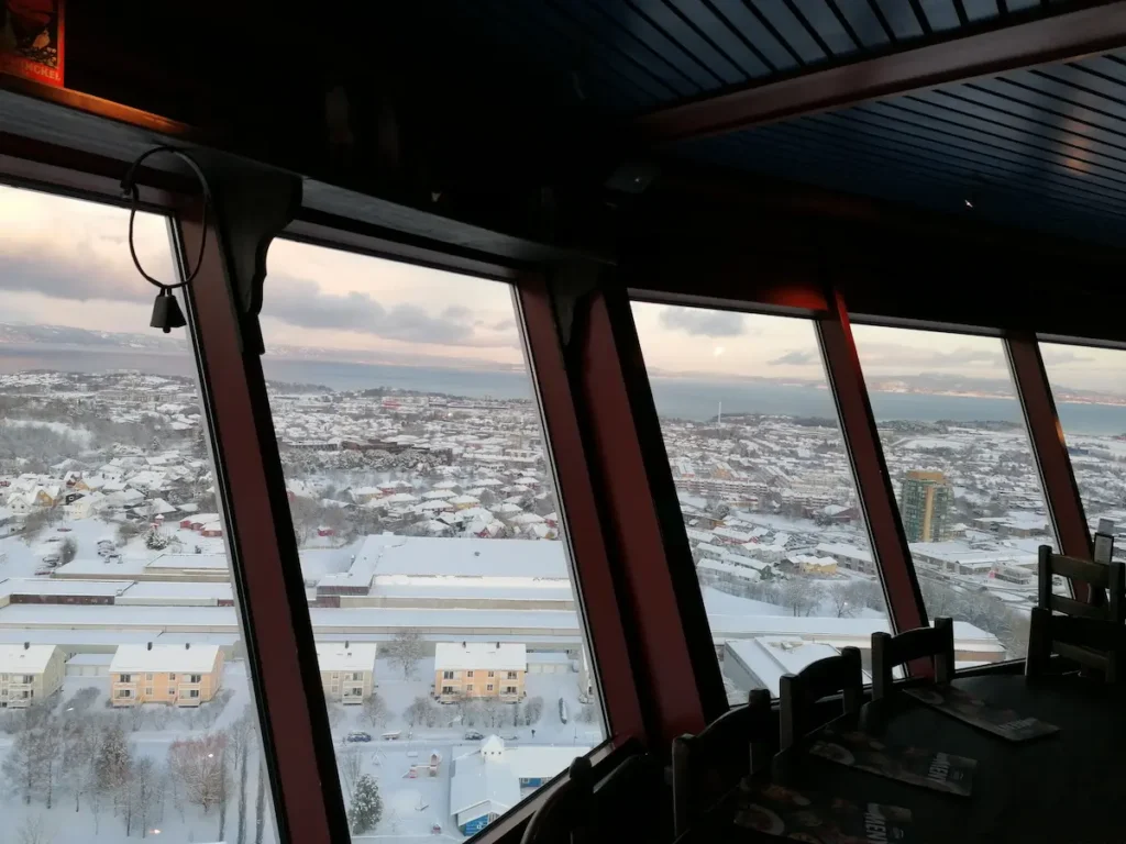 Vistas en el restaurante Egon de la Torre Tyholttarnet en Trondheim, Noruega