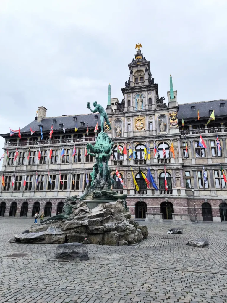Ayuntamiento de Amberes en Grote Markt, con la Fuente del Brabo delante en Bélgica