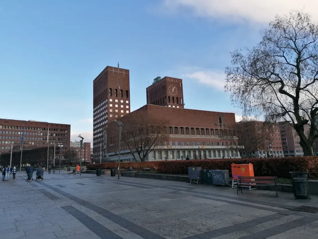 Ayuntamiento de Oslo en Noruega, la sede del Premio Nobel de La Paz, un imprescindible que ver en un día en la capital