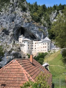 Lee más sobre el artículo Guía para visitar la cueva de Postojna y el castillo de Predjama en Eslovenia