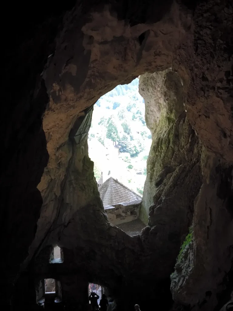 Interior del Castillo de Predjama en Eslovenia, descubrirás como llegar en esta guía de 1 día