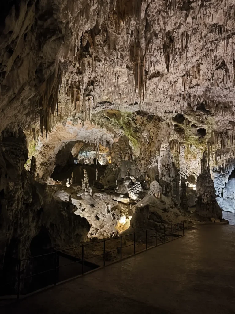 Interior de la Cueva de Postojna en Eslovenia, un imprescindible del país