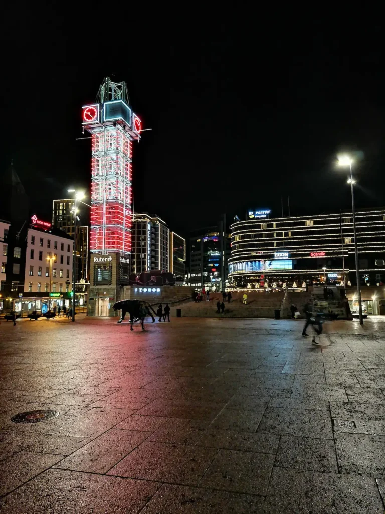 El tigre y el reloj de noche en Oslo, Noruega. El sitio perfecto para empezar tu ruta de 1 día por Oslo.