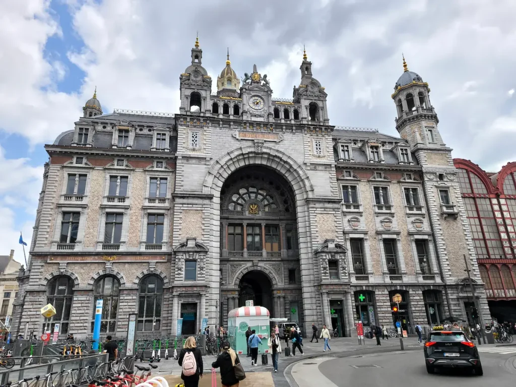 Entrada de la Estación Central de Amberes, una de las estaciones de tren más bonitas del mundo