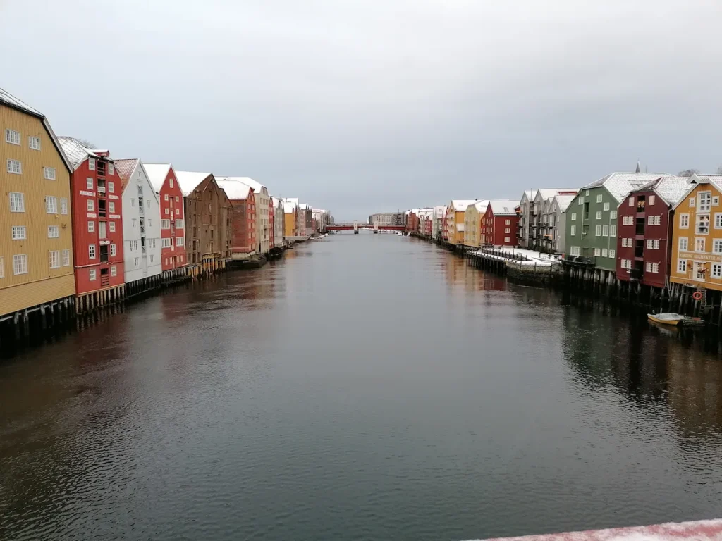 Casas de colores desde el Puente Viejo de Trondheim en Noruega