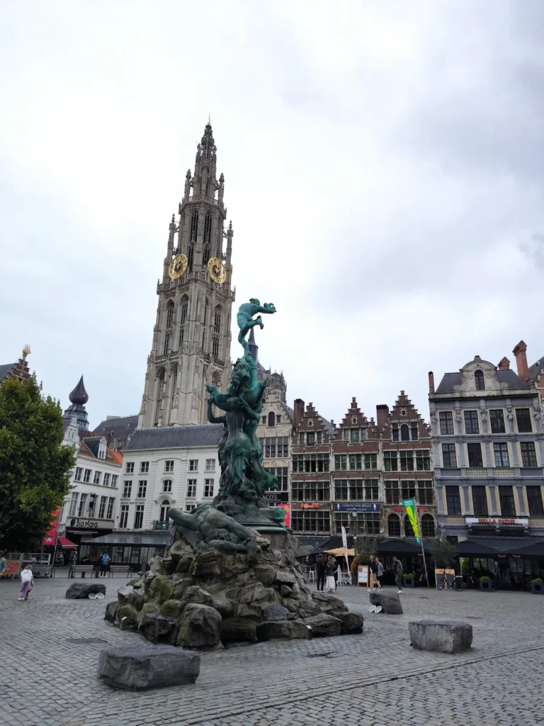 Grote Markt desde la otra perspectiva, en Amberes, Bélgica
