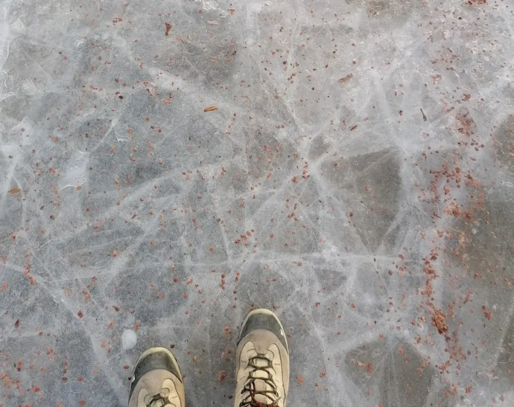 Suelo del Parque Vigeland completamente helado en Oslo