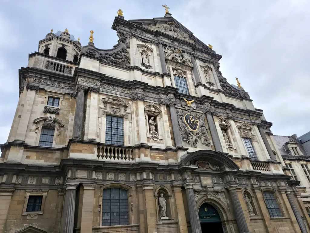 Iglesia de San Carlos de Borromeo por fuera, en Amberes, que guarda pinturas de Rubens en Bélgica