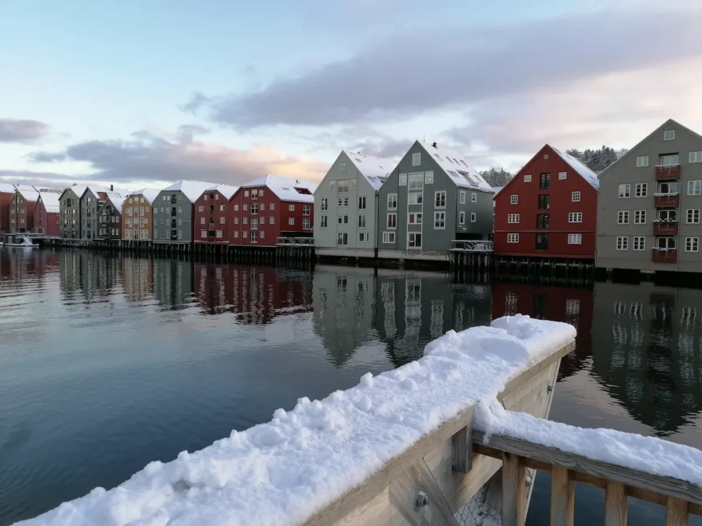 Casas de colores desde el Mirador Piren en Trondheim, lo más bonito que ver en un día
