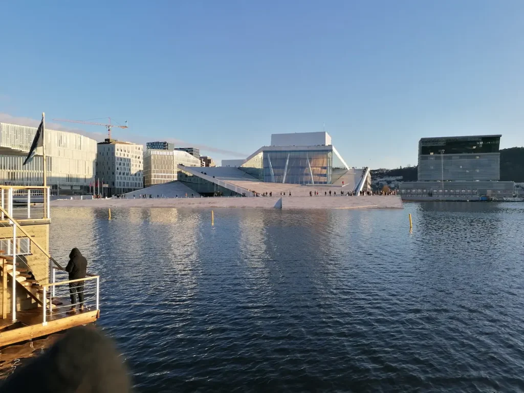 Ópera de Oslo (izquierda) y Museo de Munch (derecha) en Oslo, Noruega