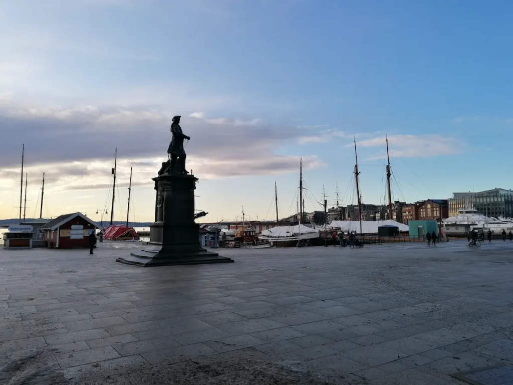 Plaza del Ayuntamiento y alrededores de Oslo en Noruega