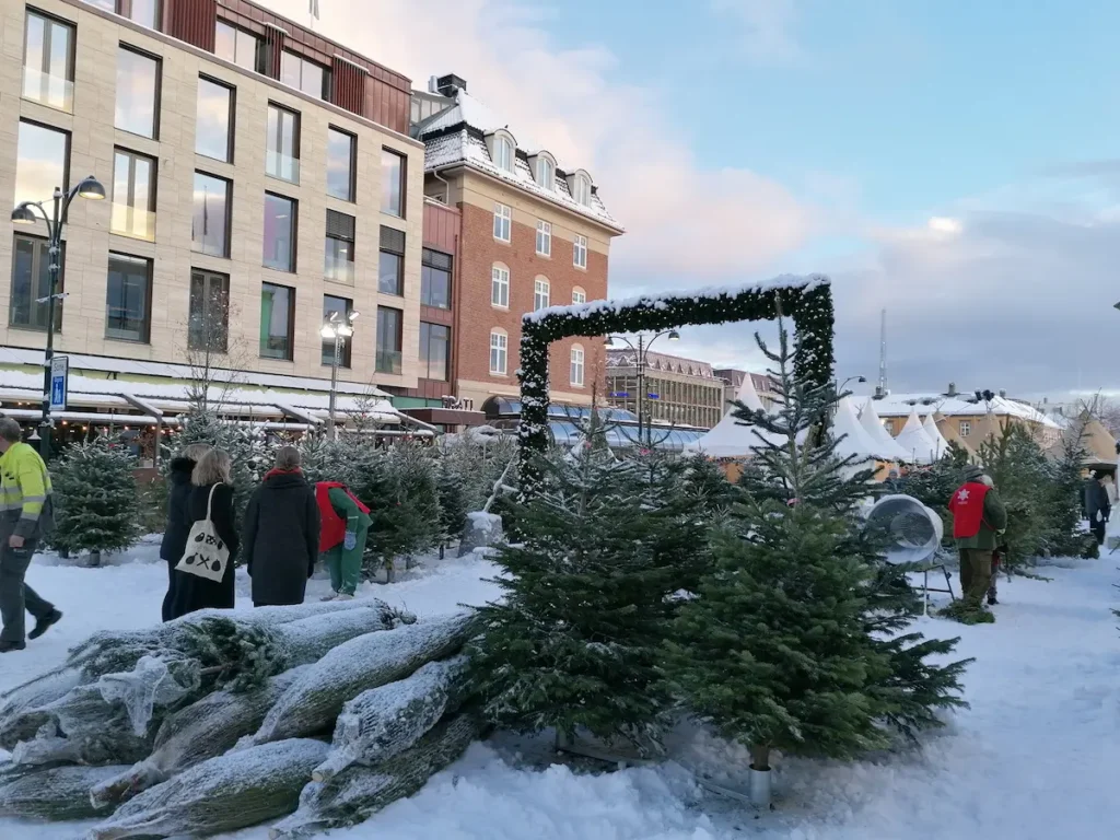 Plaza Torvet en diciembre, en el centro de Trondheim, Noruega