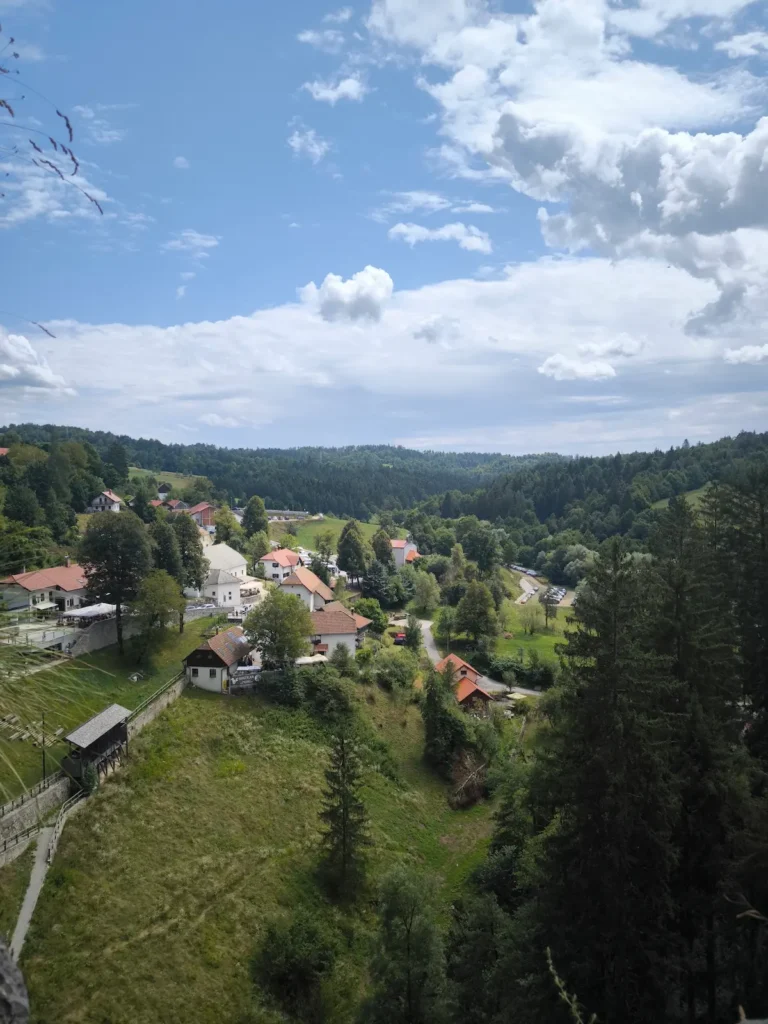 Vistas desde el Castillo de Predjama en Eslovenia