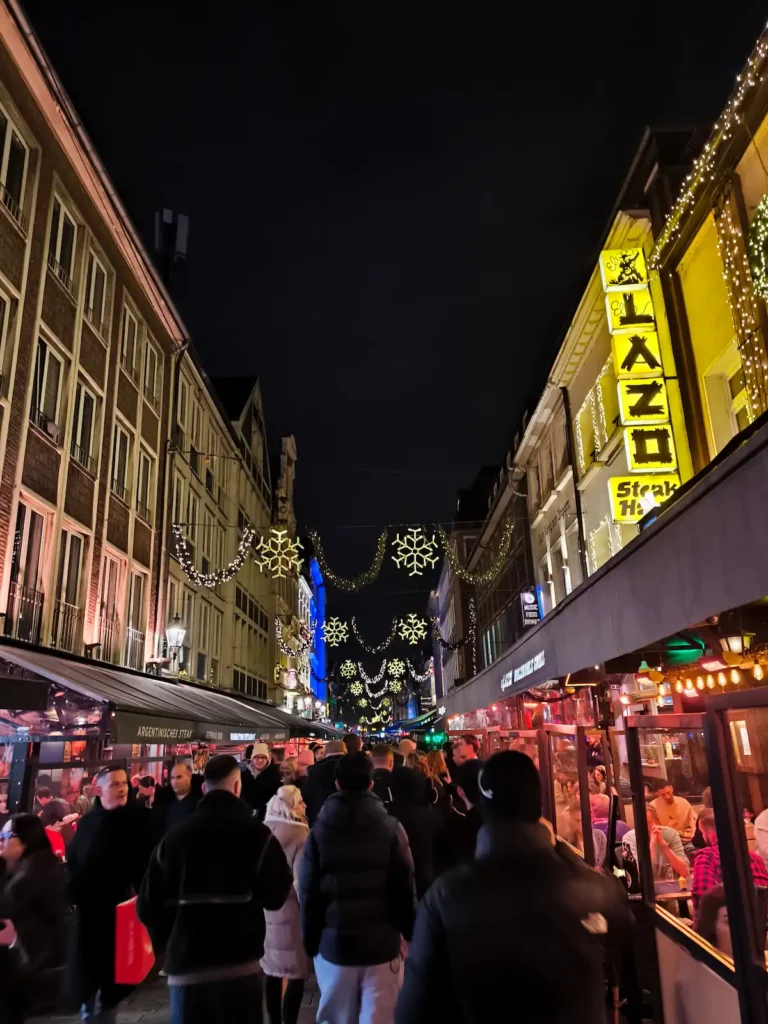 Altstadt de Düsseldorf de noche, en Alemania