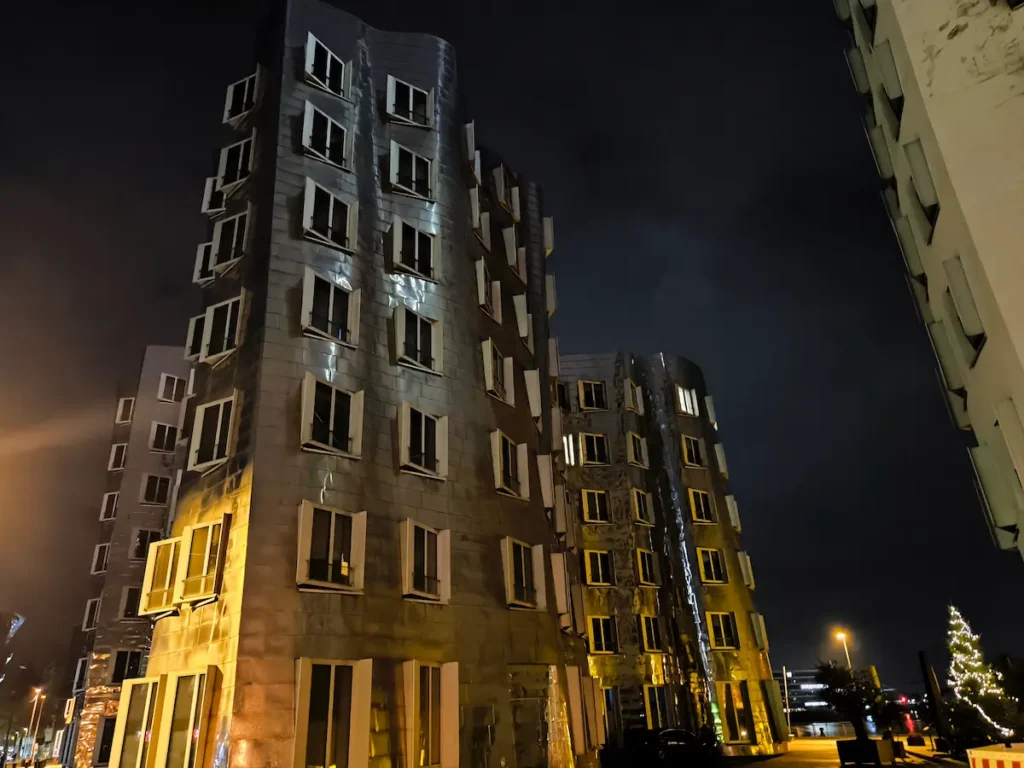 Edificio espejo, una de las 3 construcciones de Gehry en Düsseldorf