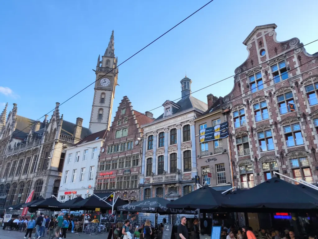 Plaza Korenmarkt en Gante, uno de los sitios más bonitos que ver en Bélgica