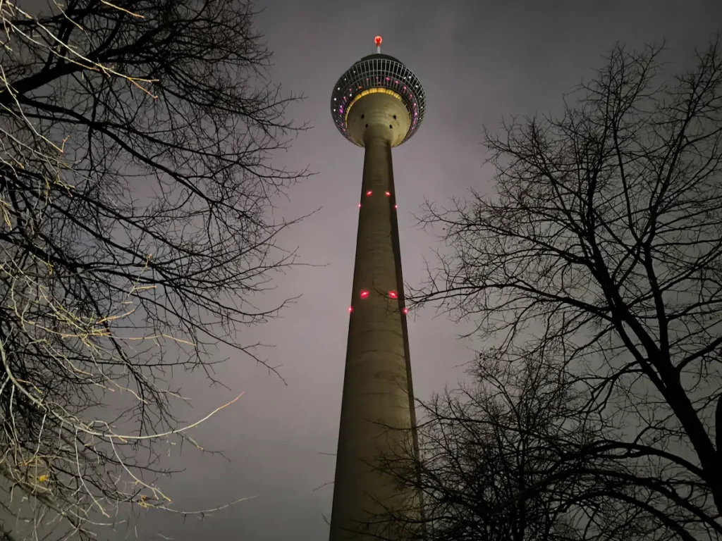 Torre del Rin de noche en Düsseldorf