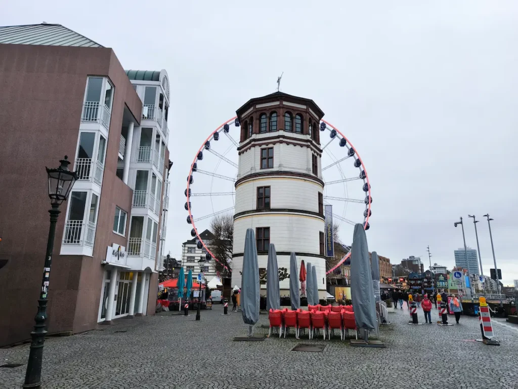 Schlossturm en la Burgplatz de Düsseldorf, uno de los lugares principales de la capital del Rin en Alemania