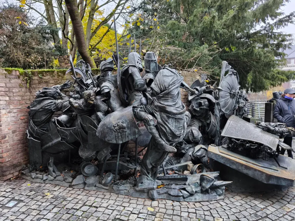 Stadterhebungsmonument, una estatua y escultura impresionante en Düsseldorf