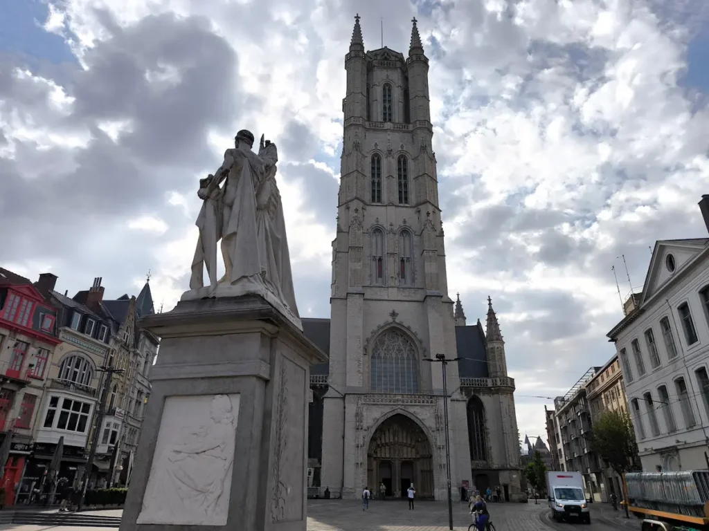 Catedral de San Bavón por fuera en Gante, algo que ver en la ciudad de Flandes