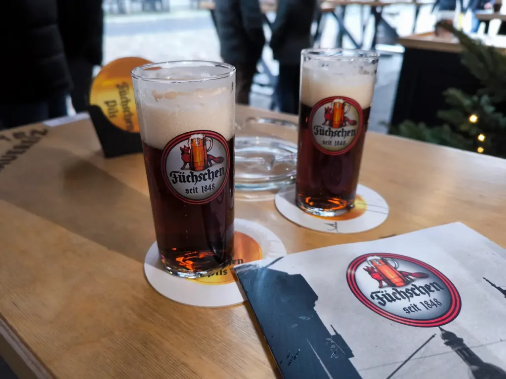 Cervezas Altbier en la cervecería Füchschen, típica brewery de Düsseldorf
