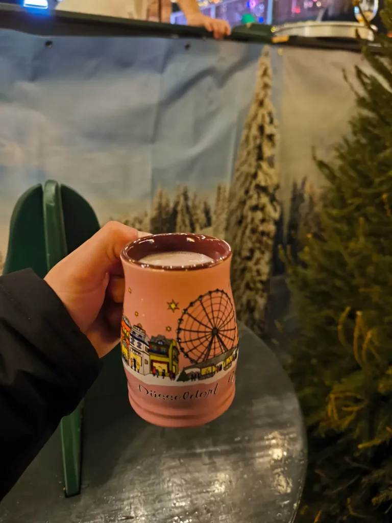 Glühwein en el palacio en invierno en los mercados navideños de Düsseldorf