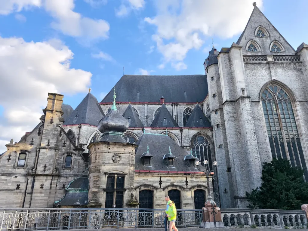 Iglesia de San Miguel en Gante, el punto de partida para ver la ciudad flamenca de Bélgica
