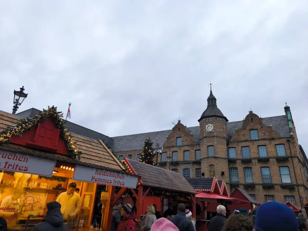 Marktplatz de Düsseldorf en navidad, con el ayuntamiento al fondo