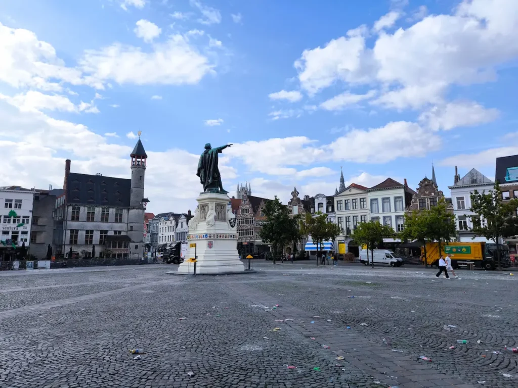 Vrijdagmarkt, una de las plazas más importantes de Gante en Bélgica