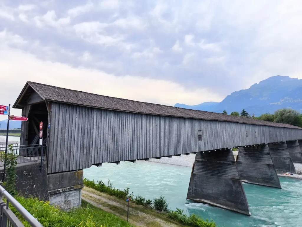 Antiguo Puente del Rin en Vaduz, con Suiza al otro lado